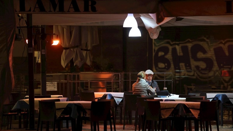Dos personas toman algo en un bar de Madrid.