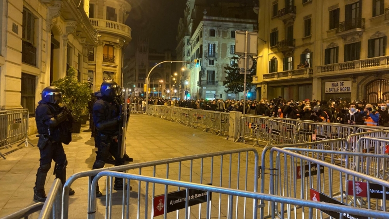 Agents de la policia davant la prefectura de la Policia Nacional de la via Laietana de Barcelona, blindada amb tanques de seguretat davant d'una manifestació per l'alliberament del cantant Pablo Hasél.