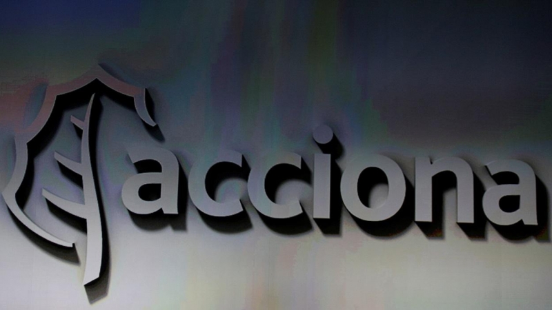 El logo de Acciona, en la junta de accionistas de la constructora de 2016. REUTERS/Sergio Perez
