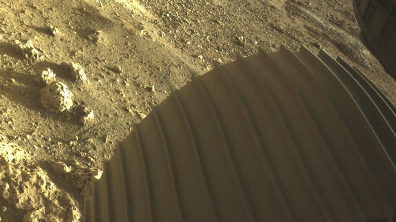 Imagen a color del suelo de Marte. - NASA's Perseverance Mars Rover