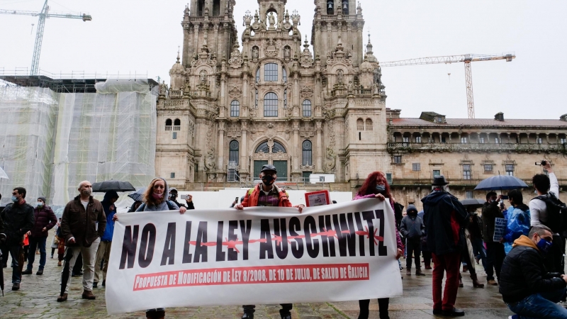 Varias personas participan en una manifestación contra la conocida como ley Auschwitz, en Santiago de Compostela, Galicia (España).