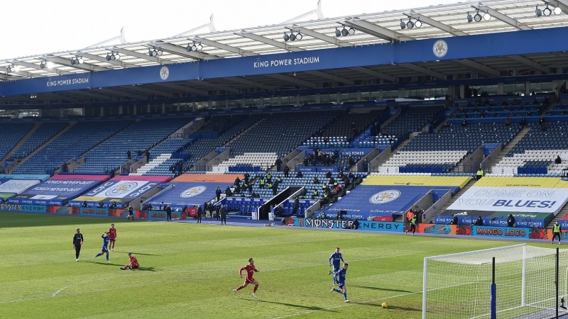Imagen de un partido de fútbol sin público en el estadio King Power en Leicester, Reino Unido