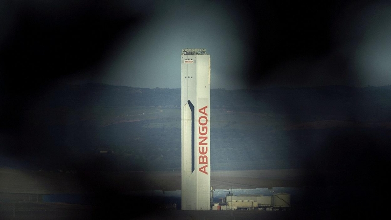 El nombre de Abengoa en la torre de su planta solar Solucr, en la localidad de Sanlucar la Mayor, cerca de Sevilla.  AFP