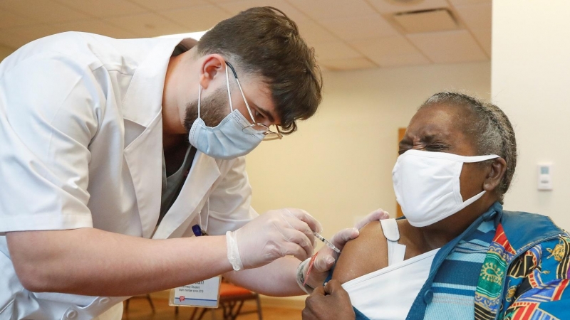 Un sanitario administra una vacuna en  Illinois, EEUU