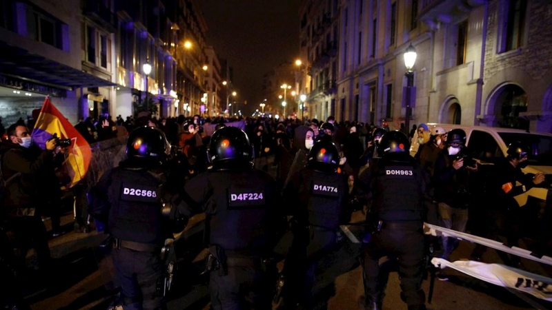 Despliegue de los Mossos durante una de las protestas por la libertad de Pablo Hasél en Barcelona.