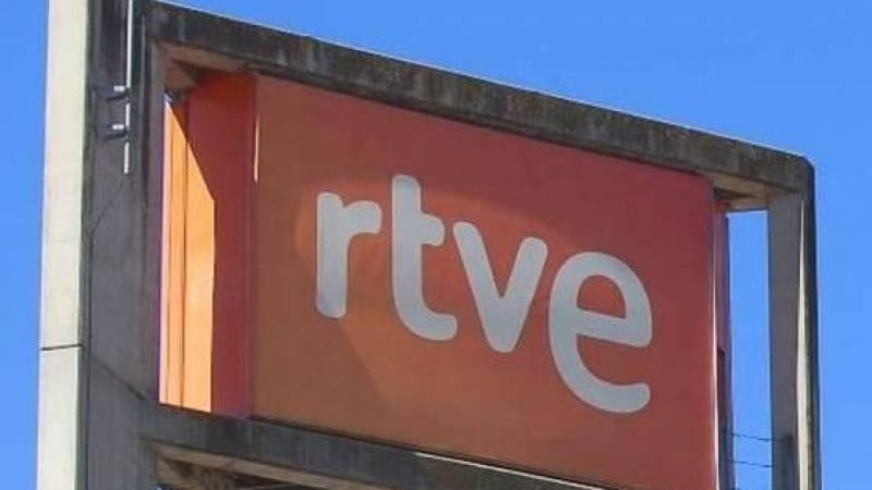 Logo de RTVE en el edificio de la corporación.
