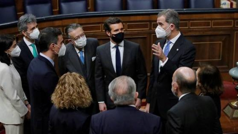 El presidente del Gobierno Pedro Sánchez y el líder del PP, Pablo Casado, junto al rey Felipe VI y otros miembros del Ejecutivo en el Congreso.