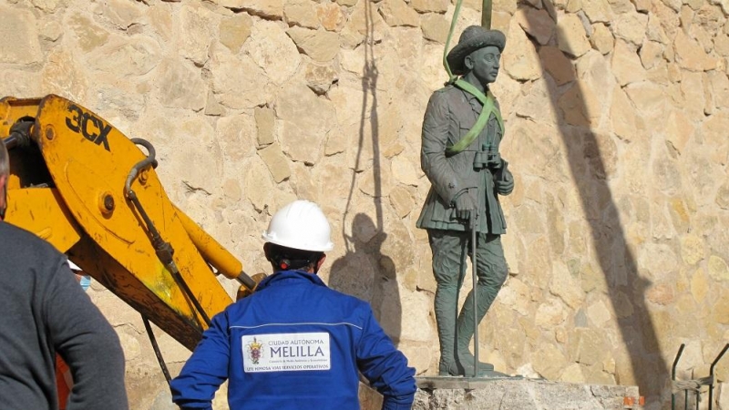 Una grúa retira la estatua de Franco situada en frente a la muiralla de ‘Melilla La Vieja’, en Melilla (España), a 23 de febrero de 2021. La Asamblea de Melilla aprobó este lunes la retirada la estatua, ubicada frente a la muralla de 'Melilla La Vieja', e