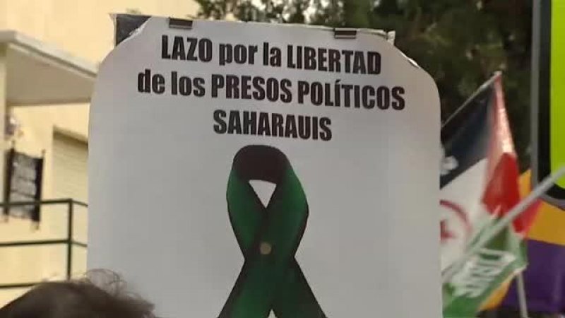 Cientos de personas exigen la libertad de los presos saharauis ante la embajada de Marruecos