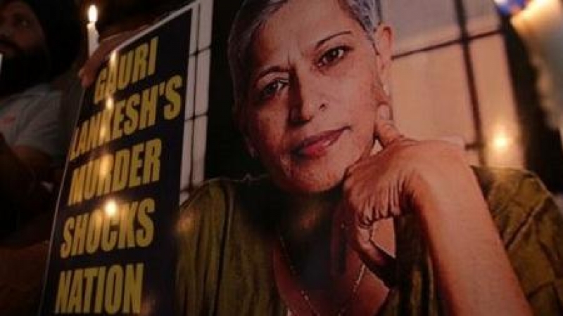 La periodista india Gauri Lankesh fue asesinada a tiros por tres personas no identificadas frente a su casa en Bangalore en septiembre de 2017.