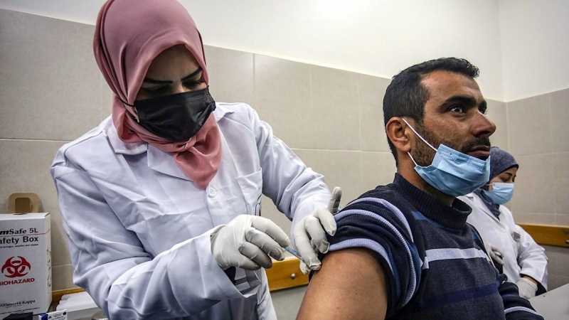 Una sanitaria inocula una vacuna en Cisjornadia.