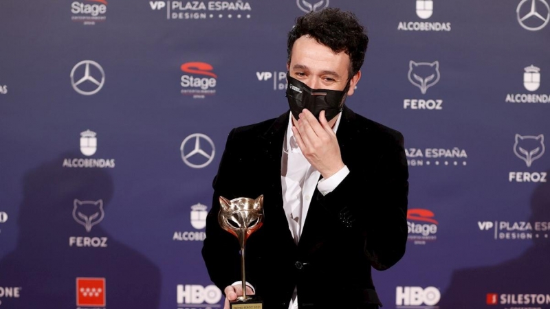 El director Rodrigo Sorogoyen posa con el Premio a la Mejor Serie Dramática por 'Antidisturbios'.