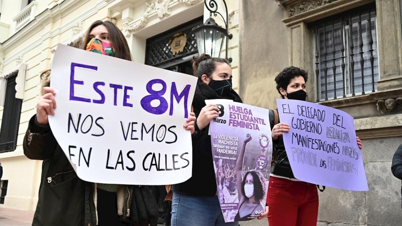 04/03/2021. Imagen recurso del Sindicato de Estudiantes Libres y Combativas criticando la decisión del delegado del Gobierno, en Madrid. - EFE