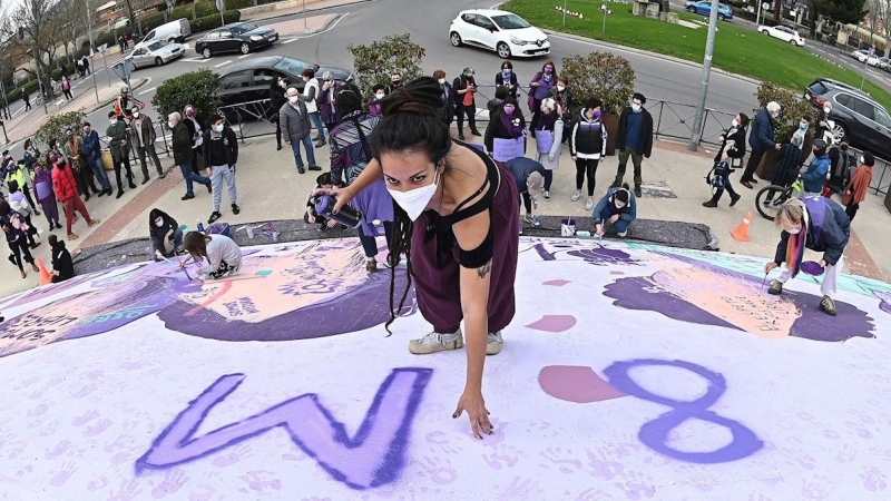 Varias mujeres reparan el mural feminista de Alcalá de Henares, Madrid que ha amanecido este domingo 7 de marzo de 2021.