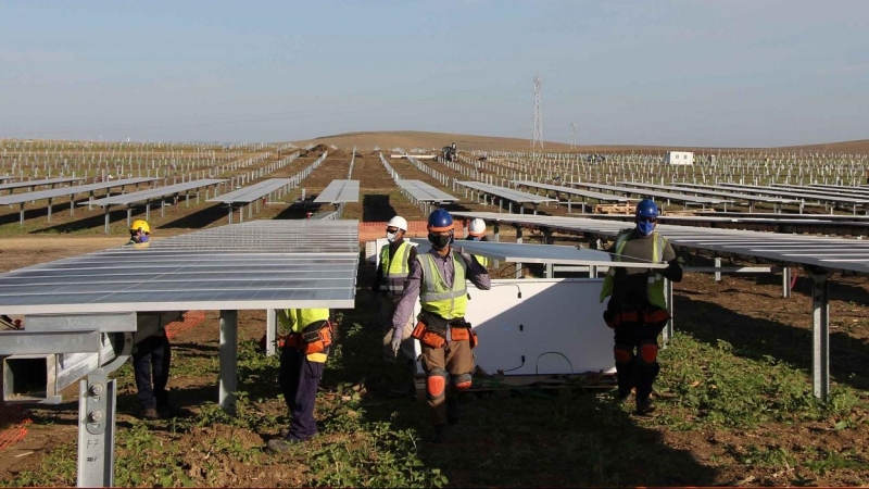 Trabajos de construcción de una planta fotovoltaica en Andalucía.