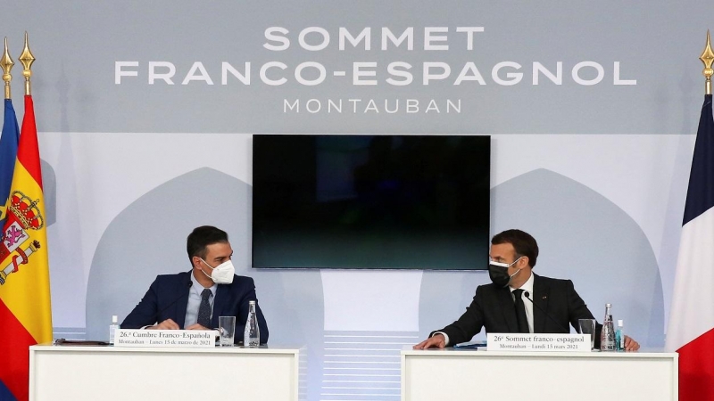 El presidente del Gobierno, Pedro Sánchz, con el presidente francés, Emmanuel Macron, en la cumbre bilateral celebrada en la localidad de Montauban. REUTERS/Frederic Scheiber/Pool