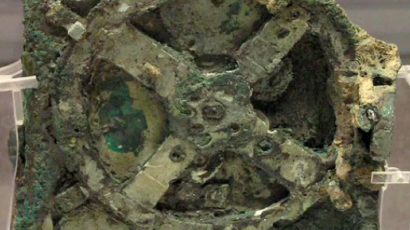 Los restos de la máquina Antikythera encontrados en un naufragio en 1901.