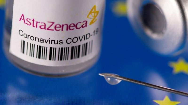 Imagen de un vial de la vacuna de AstraZeneca sobre la bandera de la Unión Europea.