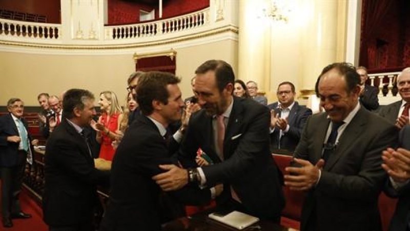 El presidente del PP, Pablo Casado, saluda al senador del PP José Ramón Bauzá durante la reunión del Grupo Popular en el Senado, en noviembre de 2018.