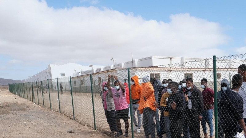Varios inmigrantes, en el campamento de acogida de El Matorral, en Puerto del Rosario, Fuerteventura, Canarias (España), a 16 de marzo de 2021