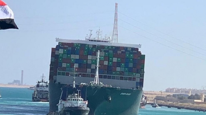El portacontenedores Ever Given fue reflotado y ya navega por el canal de Suez. — Reuters