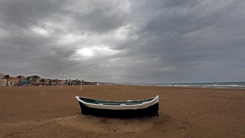 Inusual imagen de la playa de la Malvarrosa de Valencia completamente vacía debido al desplome de mas de 10 grados de las temperaturas en 24 horas y a las restricciones provocadas por la pandemia.