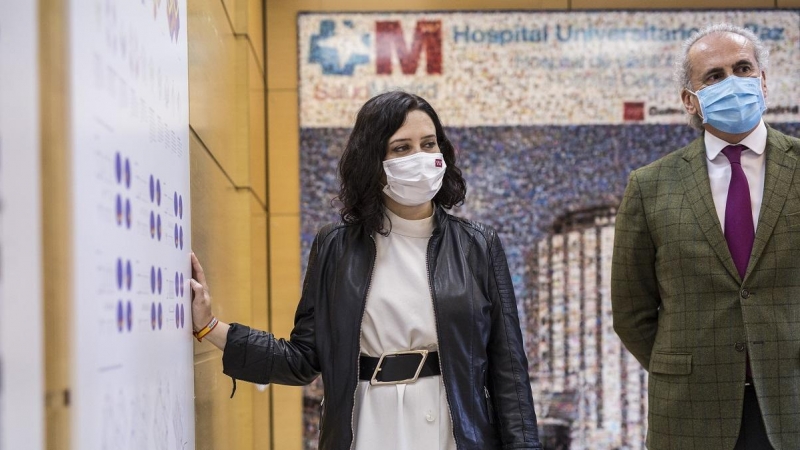 La presidenta de la Comunidad de Madrid, Isabel Díaz Ayuso y el consejero de Sanidad de la Comunidad de Madrid, Enrique Ruiz Escudero durante su visita al Hospital Universitario La Paz, a 6 de abril de 2021, en Madrid (España).