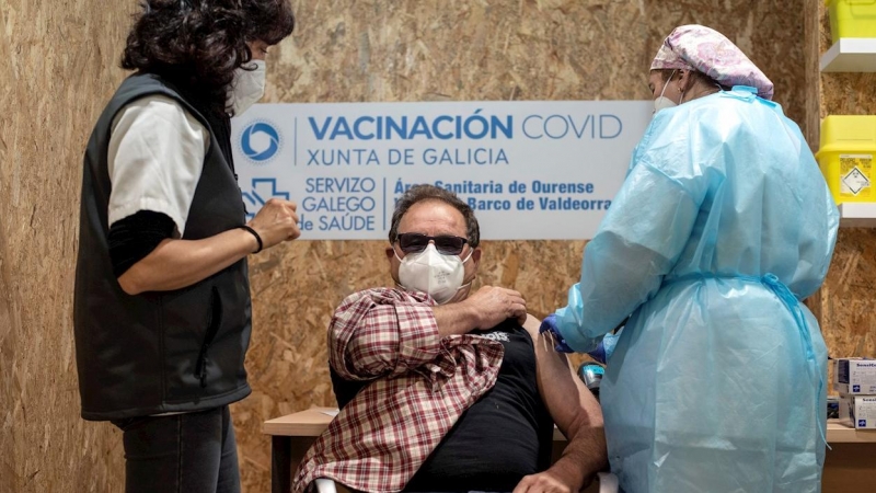 Un hombre recibe la vacuna de AstraZeneca durante la campaña de vacunación masiva que se lleva a cabo estos días en el recinto ferial Expourense, este miércoles en Ourense.