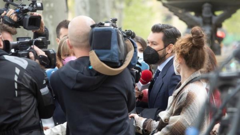 El abogado de la víctima de la violación, Jorge Albertini (d), atiende a los medios de comunicación momentos antes de iniciarse esta mañana en la Audiencia de Barcelona el juicio a uno de los supuestos autores