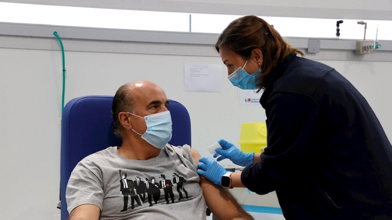 El viceconsejero de Salud Pública y Plan COVID-19 de la Comunidad de Madrid, Antonio Zapatero, acude al Hospital público Enfermera Isabel Zendal, este miércoles, para recibir la primera dosis de la vacuna de Astrazeneca.