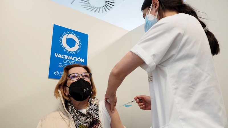 Una mujer recibe una dosis de la vacuna de AstraZeneca, este martes, durante una jornada de vacunación masiva esta tarde en el HULA