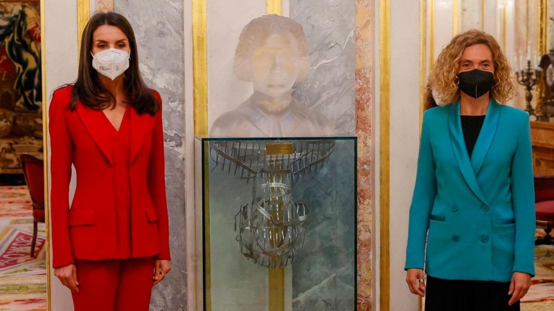 12/04/2021.- La reina Letizia (i) y la presidenta del Congreso, Meritxell Batet (d) posan junto a un busto de Clara Campoamor durante el homenaje en su honor celebrado en el Congreso.