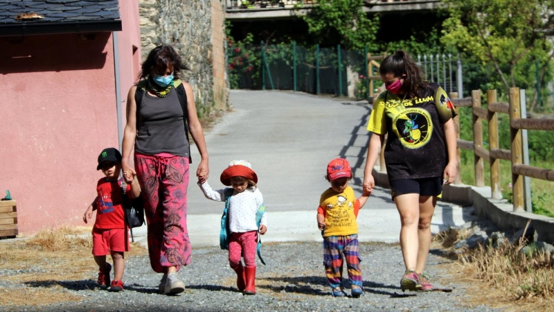 Les professores de la llar d'infants Els Malfargats de Rialp sortint d'excursió amb els petits l'1 de juny del 2020.