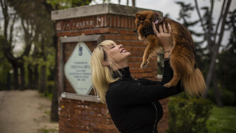 Daniela Santiago con su perra Nala frente a la placa homenaje a Cristina Ortiz 'La Veneno' en el parque del oeste.