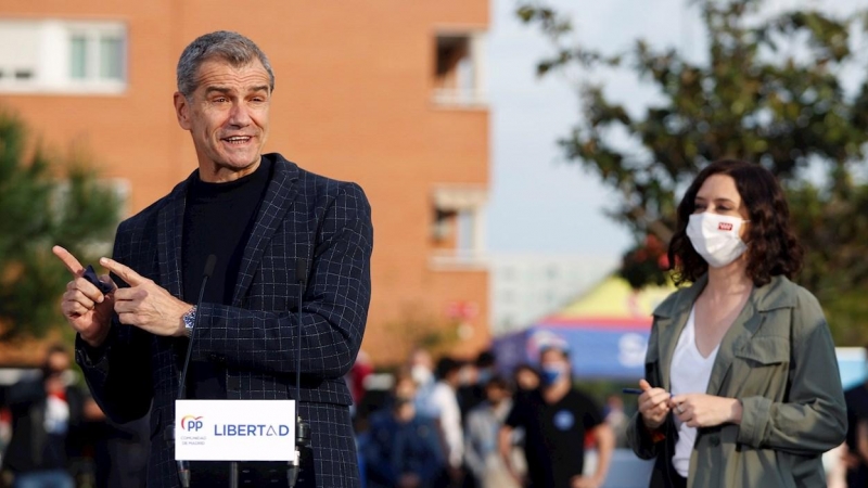 El exdiputado valenciano de Ciudadanos Toni Cantó pronuncia un discurso junto a la presidenta madrileña, Isabel Díaz Ayuso, durante un acto de campaña electoral del Partido Popular.