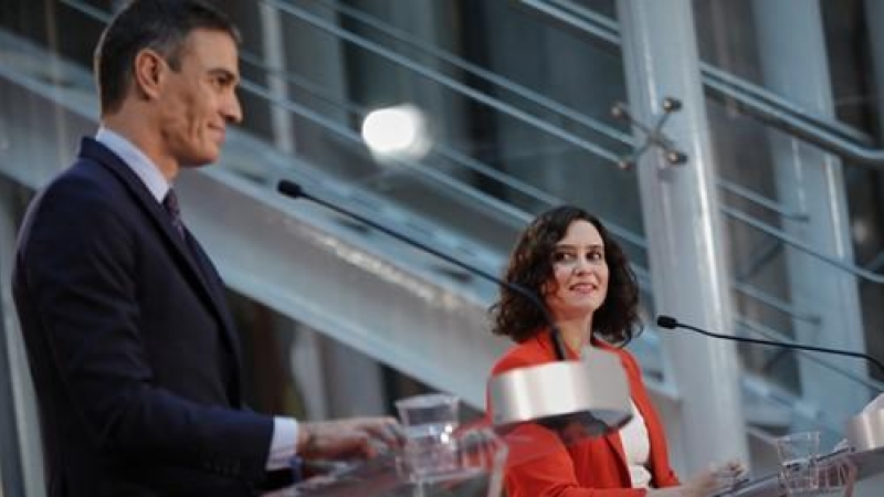 El presidente del Gobierno, Pedro Sánchez, y la presidenta de la Comunidad de Madrid, Isabel Díaz Ayuso, ofrecen una rueda de prensa tras su reunión en la sede de la Presidencia regional, en Madrid (España), a 21 de septiembre de 2020. El objeto de la cit