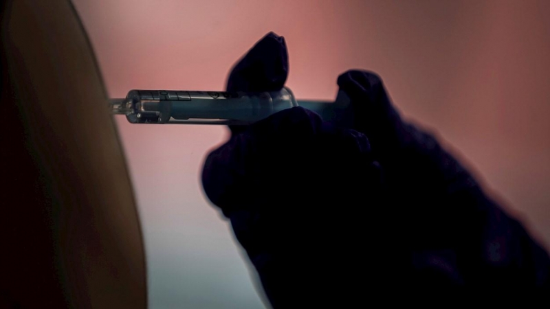 Una persona recibe una dosis de la vacuna contra la covid en el Wizink Center de Madrid.