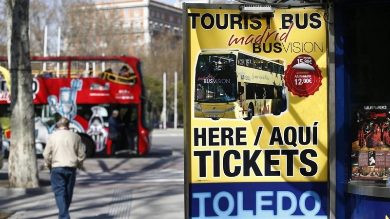 Imagen de archivo de un bus turístico en Madrid.