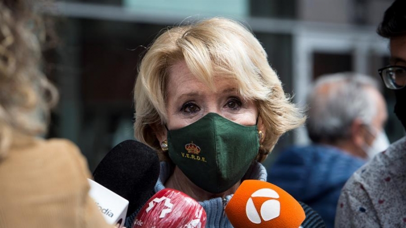 La expresidenta de la Comunidad de Madrid, Esperanza Aguirre se dirige a los medios de comunicación tras vacunarse en el Wizink Center de Madrid.