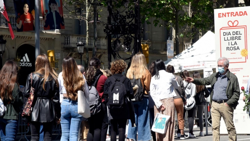 Diverses persones fan cua per a la signatura de llibres en el dia de Sant Jordi, a 23 d'abril de 2021, a Barcelona.