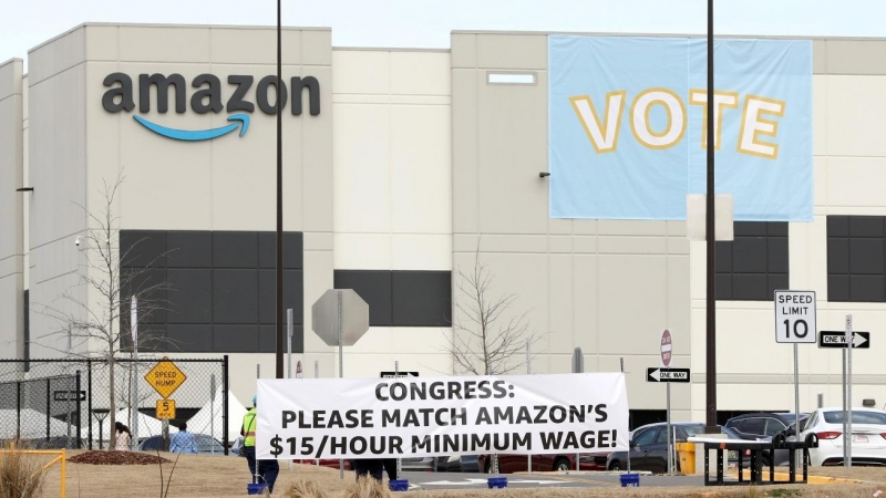 Los trabajadores de la planta de Amazon en Bessemer (Alabama) exigen un aumento de salarios.