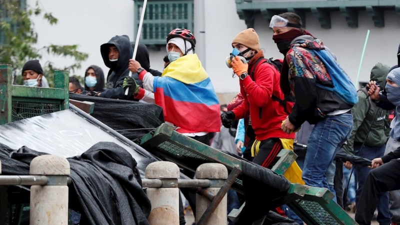 Manifestantes se enfrentan a la Policía colombiana durante una protesta en la Plaza de Bolívar de Bogotá (Colombia).