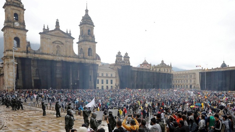 Manifestantes se enfrentan a la Policía colombiana durante una protesta en la Plaza de Bolívar de Bogotá (Colombia).