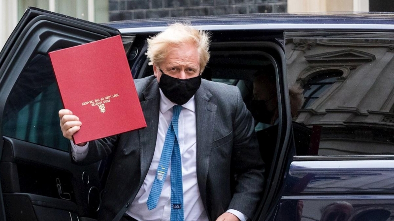 El primer ministro británico, Boris Johnson, regresa al número 10 de Downing Street tras asistir a la sesión de control al Gobierno en el Parlamento, este miércoles.
