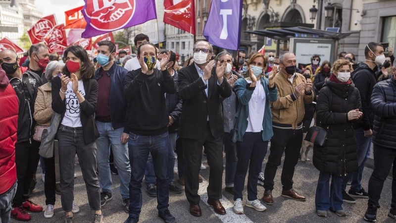 En la imagen, Pablo Iglesias, Ángel Gabilondo y Mónica García desfilan y aplauden durante la manifestación del primero de mayo.