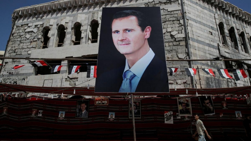 Cartel en la ciudad de Douma del presidente sirio, Bachar al Asad.