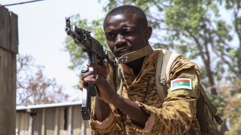 Un soldado burkinense en un simulacro durante unos ejercicios de las fuerzas de operaciones especiales de AFICOM cerca de Po, en Burkina Faso, en 2019.