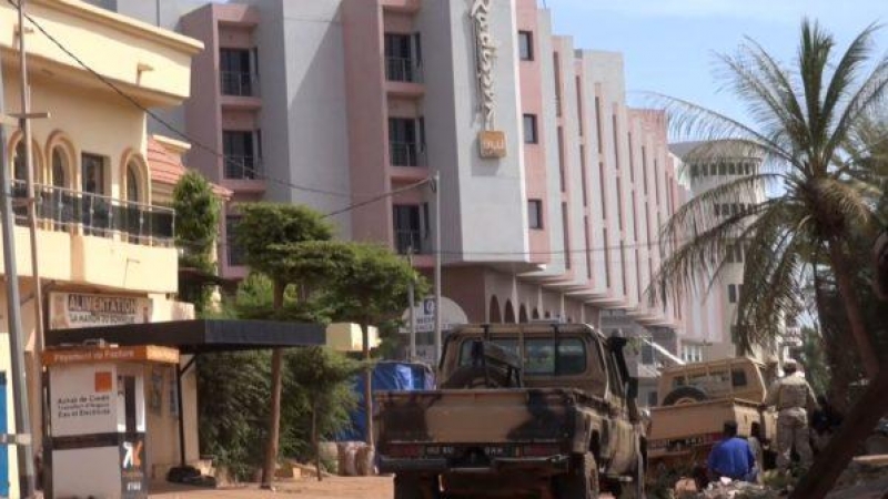 El hotel Radisson Blue de Bamako momentos después del atentado del 2015. De VOA – VOA, Dominio público.