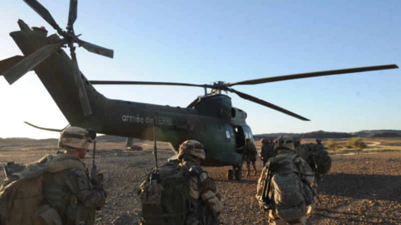 Tropas francesas subiendo a un helicóptero durante una misión en el Sahel en 2015. Foto: 35e RAP – officiel (CC BY-SA 4.0).