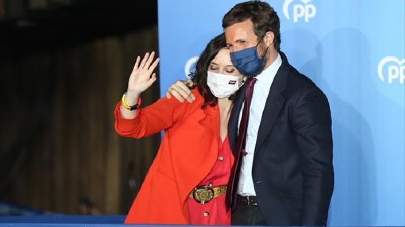 La presidenta de la Comunidad de Madrid y candidata a la reelección por el PP, Isabel Díaz Ayuso; y el líder del PP, Pablo Casado, saludan para celebrar los primeros sondeos en la sede del partido durante la jornada electoral, a 4 de mayo de 2021, en la S